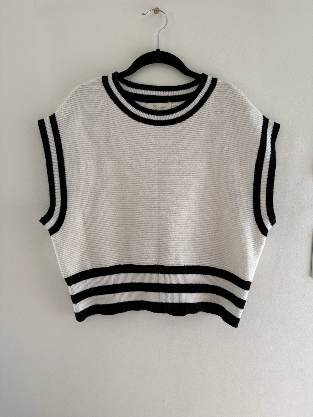 RD Style White Knit Sleeveless Sweater Vest with Black Trim M